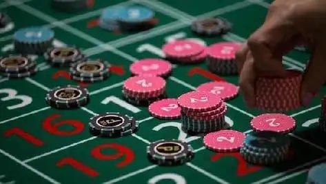 Pemain bulutangkis profesional tengah pertandingan intens di turnamen internasional